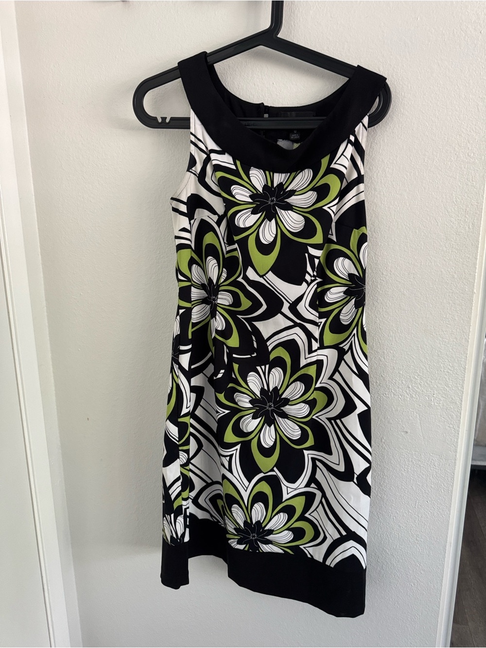 connected apparel Black, White & Green Floral Shift Dress